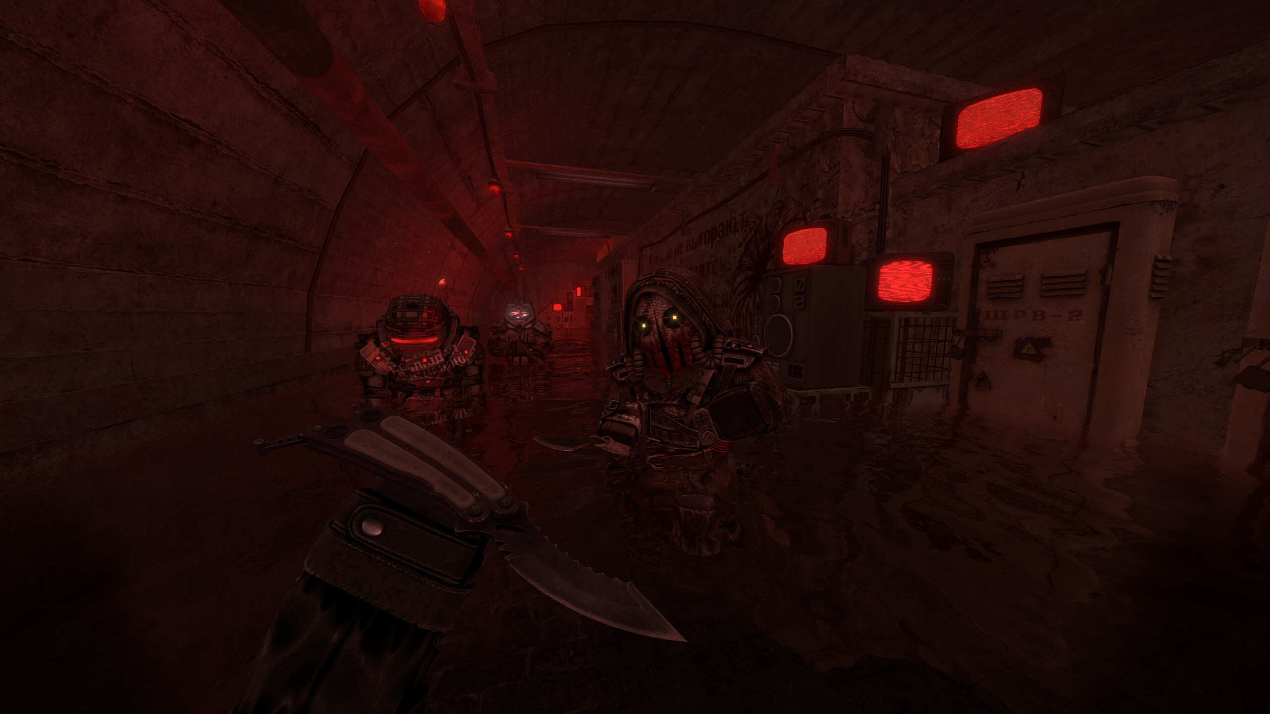 Intense PvPvE action in STALCRAFT: X with eerie characters in a flooded tunnel